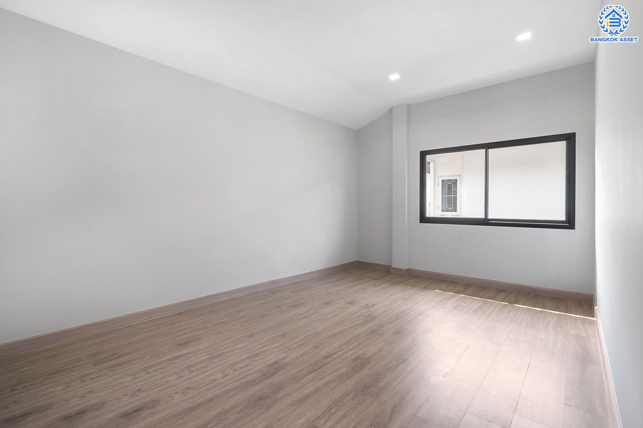 บ้านมือสองตกแต่งใหม่ ม.ปรัชญาการ์เด้นโฮม สุคนธสวัสดิ์ หลังมุม เนื้อที่ 55.9 ตร.ว. ฟังก์ชัน 3 ห้องนอน 4 ห้องน้ำ 1 ห้องแม่บ้าน 2 ที่จอดรถ พร้อม Living Area กว้างขวาง บนทำเลใจกลางเมือง! เชื่อมต่อทั้งถนนประเสริฐมนูญกิจ, เกษตร-นวมินทร์, ลาดพร้าว, รัชโยธินฯ ใกล้ทางด่วนรามอินทรา และรถไฟฟ้าสายสีน้ำตาล "สถานีโรงเรียนสตรีวิทยา2"